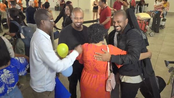 A família toda foi esperar a chegada de Edinardy, a mulher e a filha no aeroporto de Vitória 
