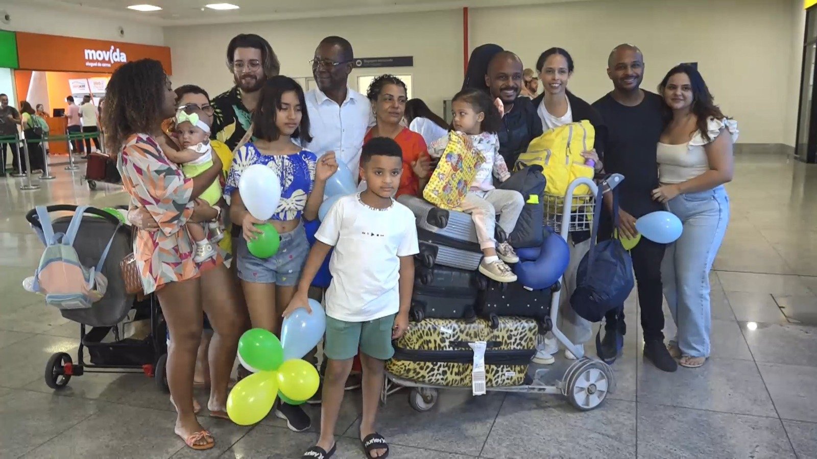 Edinardy do Nascimento, Rayani do Nascimento e a filha Melina foram recebidos por familiares ao desembarcar no Aeroporto de Vitória