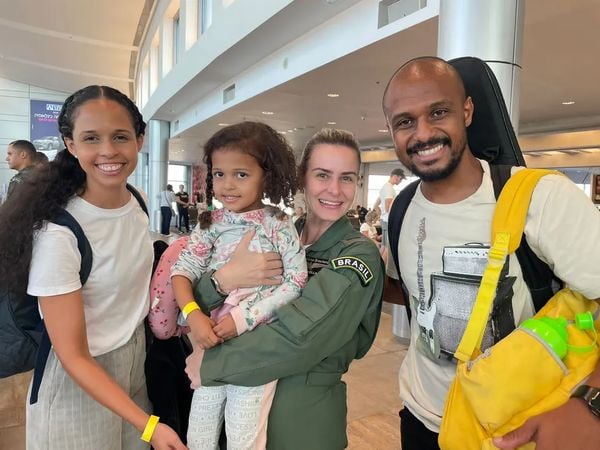 Edinardy, a mulher Rayani e a filha Melina de três anos pegaram segundo voo da FAB 