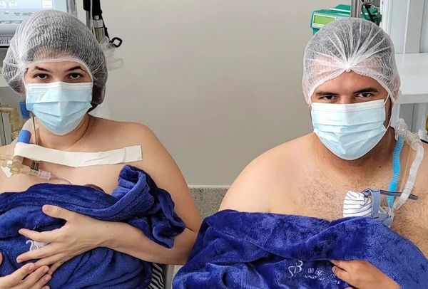 Pais dos gêmeos de Colatina pegam filhos no colo pela 1ª vez
