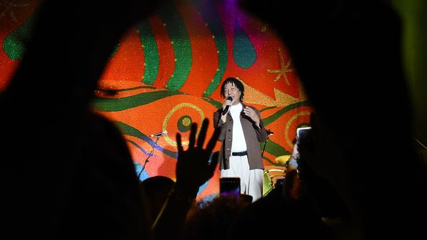 A força da música não é fazer você sentir algo novo. É fazer você sentir o que você já sentia e não tinha palavras. Djavan passou cinquenta anos nos devolvendo a nós mesmos