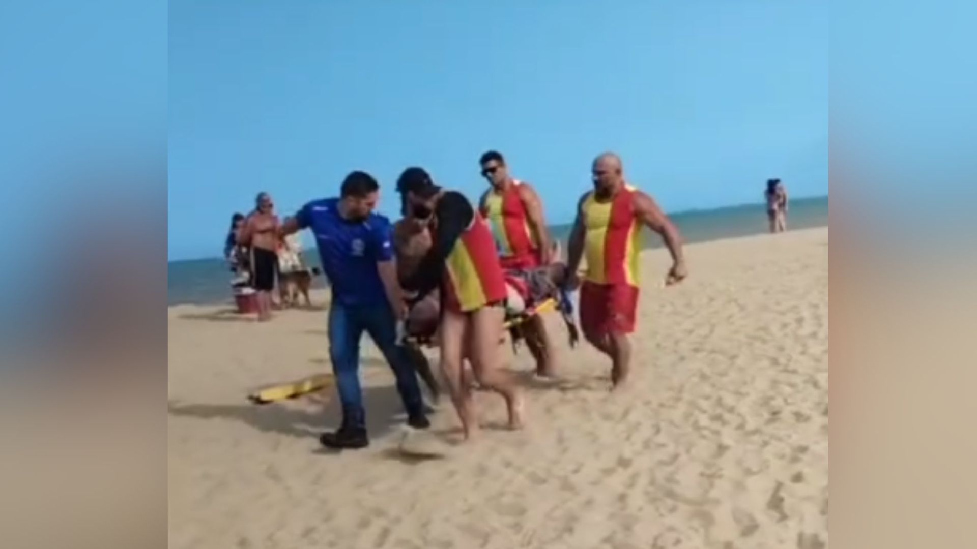 Resgate foi realizado nesta sexta-feira (13), na Praia Lagoa do Siri; um dos banhistas precisou ser levado para a Unidade de Pronto Atendimento (Upa) do município