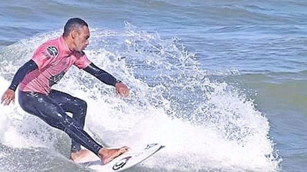 Valquer Sandro Oliveira Santos, 50 anos, foi surfista profissional quando mais jovem