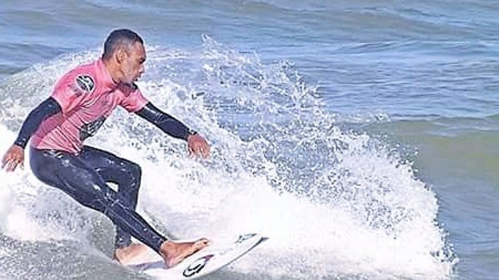 Ex-surfista, Valquer Sandro Oliveira Santos, irmão do vereador Duda Brasil, foi assassinado a poucos metros da casa da família, na madrugada desta sexta (13)