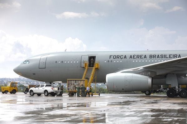 Quinto voo para trazer brasileiros de Israel deixou Tel Aviv neste sábado (14)