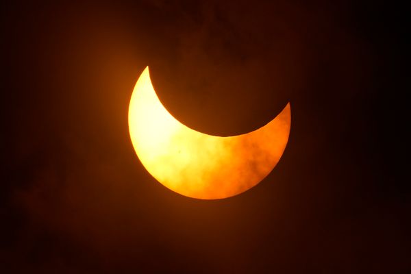 Eclipse solar anular enquanto a lua se move na frente do sol formando um anel de fogo, visto de Riverwalk, na   cidade de San Antônio, no Texas, neste sábado, 14 de outubro de 2023.  