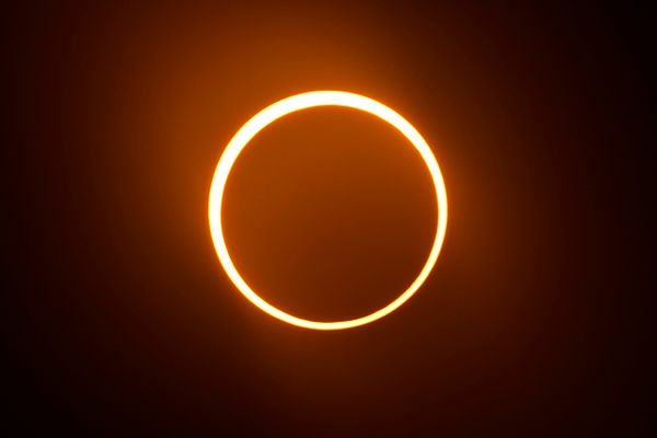 Eclipse solar anular visto de Riverwalk, na cidade de San Antônio, no Texas por ERIC GAY/AP