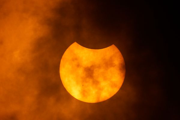 Eclipse solar anular visto de Riverwalk, na cidade de San Antônio, no Texas por ERIC GAY/AP