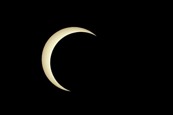O eclipse solar "anel de fogo" é visto em Richardson, Texas, neste sábado, 14 de outubro de 2023. por LM OTERO/ASSOCIATED PRESS/ESTADÃO CONTEÚDO
