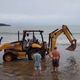 Imagem - Jipe atola em praia de Anchieta e é retirado com ajuda de trator