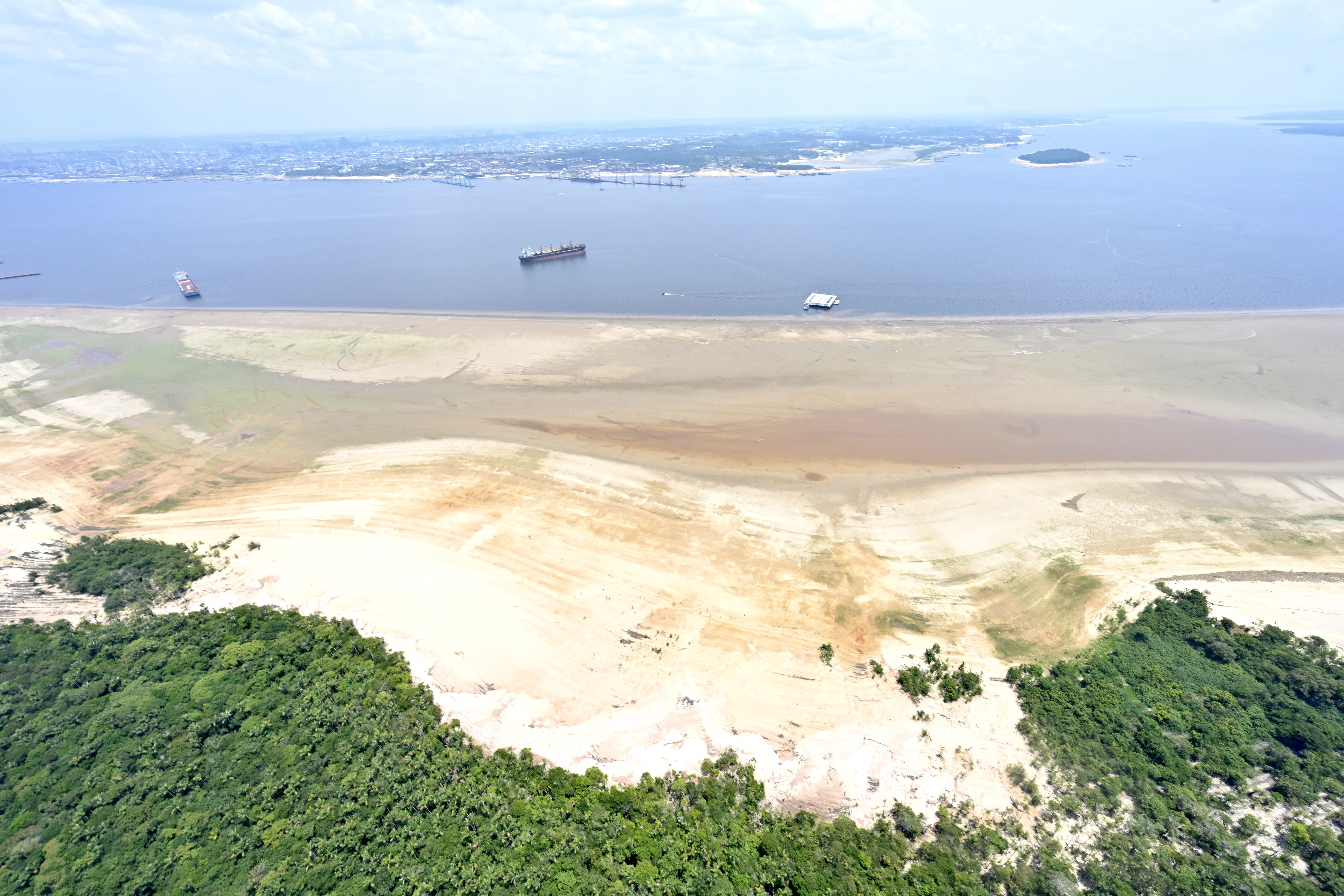 'O rio deve descer ainda mais', afirma Renato Senna, climatologista e pesquisador do Inpa. 'Pelos dados históricos, as grandes secas se prolongaram pelo fim de outubro e início de novembro.'
