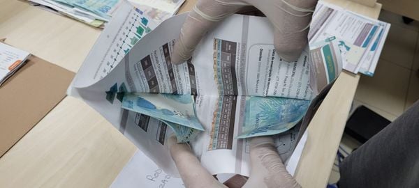 A Polícia Federal, junto com Setor de Inteligência dos Correios, interceptou na manhã desta segunda-feira (16) o envio de uma remessa contendo R$ 11.000 em notas falsas