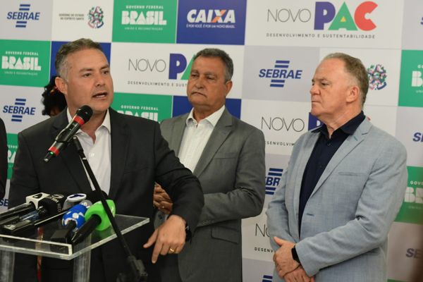 Ministros dos Transportes, Renan Filho, da Casa Civil, Rui Costa, e Renato Casagrande no lançamento do PAC no ES