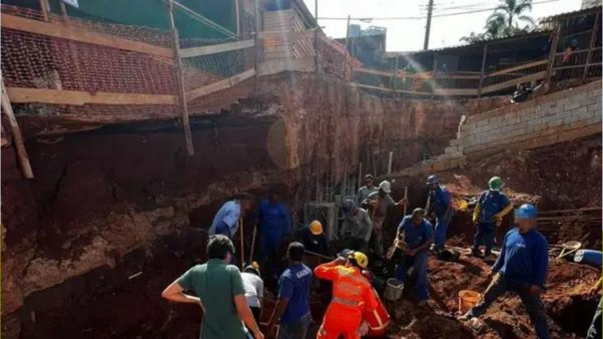 Os trabalhadores foram atingidos pela queda de um talude de 3 metros. A Polícia Civil investiga as causas do acidente e a Defesa Civil municipal interditou o local