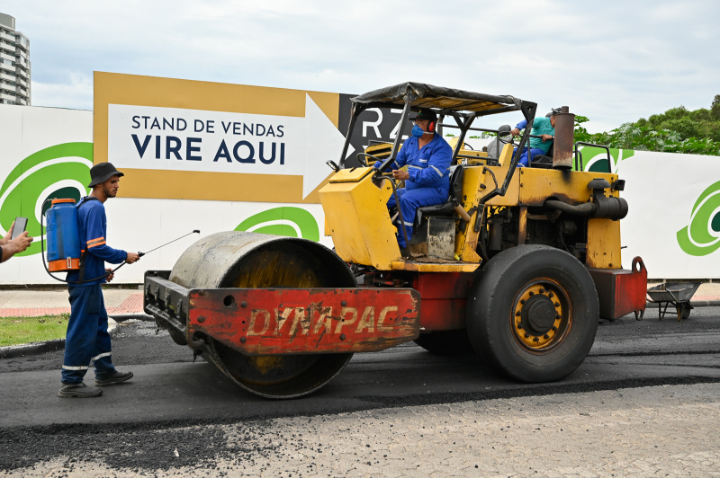 Serviço de recuperação do asfalto é realizado pela Prefeitura de Vitória; apenas uma faixa é bloqueada para veículos