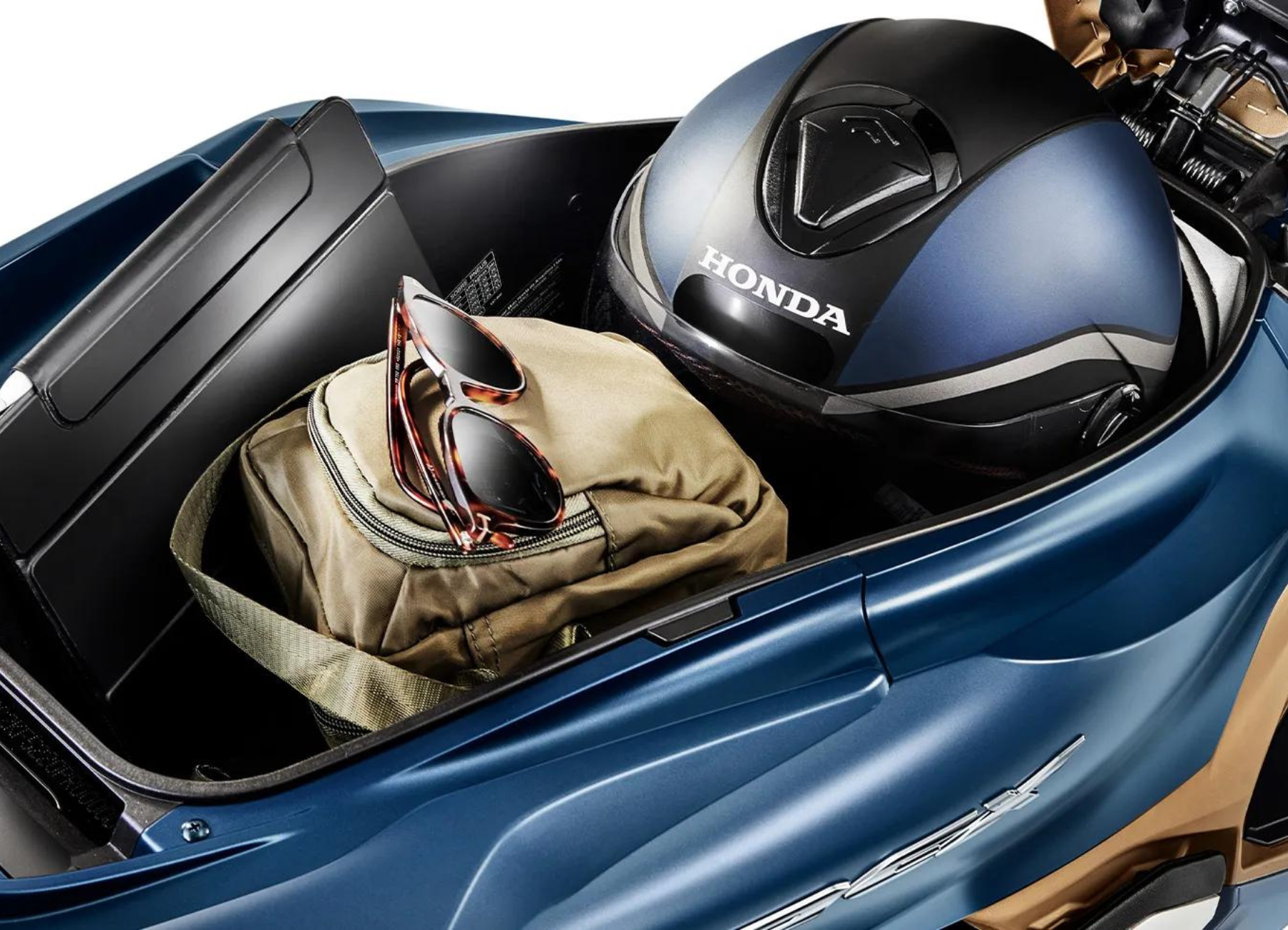 Honda PCX possui porta-malas ideal para guardar os itens do dia a dia