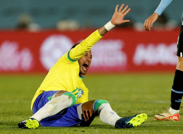 Neymar sofreu lesão grave e teve que ser substituído no primeiro tempo da partia
