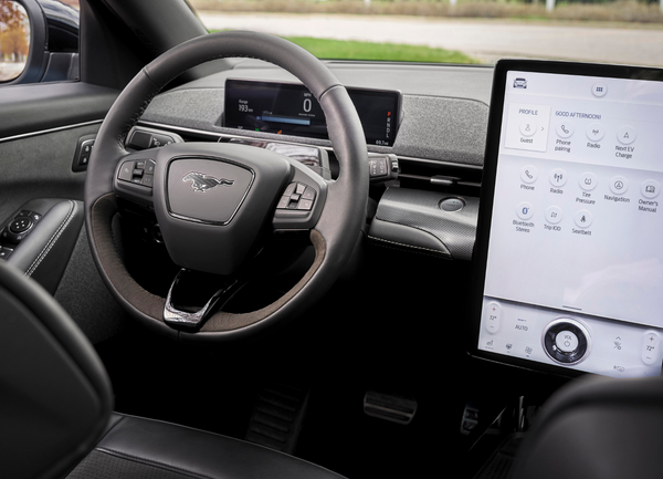 O carro traz uma tela touchscreen Full HD de 15,5 polegadas com botão multifuncional 