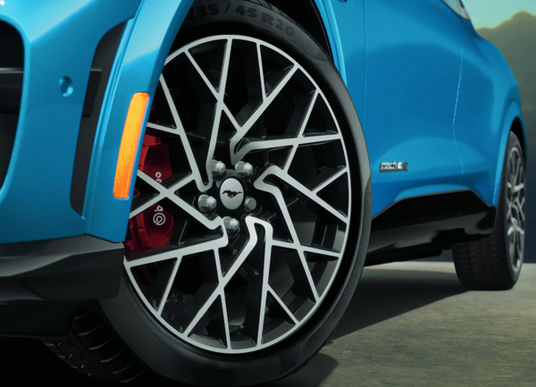 O Ford Mustang March-E possui roda liga leve de 20 polegadas com pneus Pirelli R20 245/45