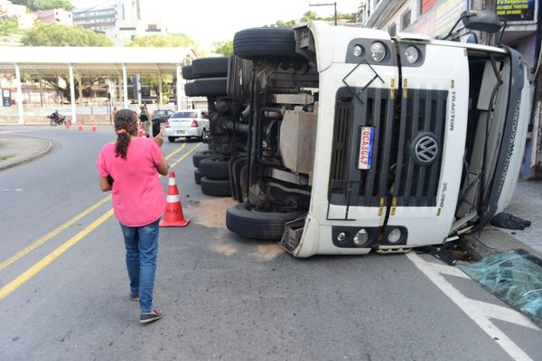 Carreta carregada de frascos de leite de coco tomba em Vitória por Ricardo Medeiros