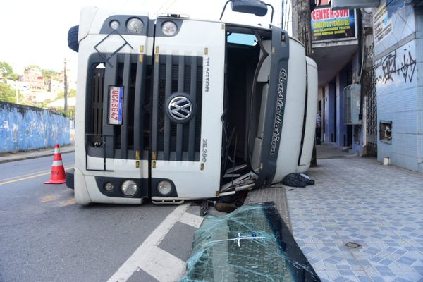 Carreta carregada de frascos de leite de coco tomba em Vitória por Ricardo Medeiros
