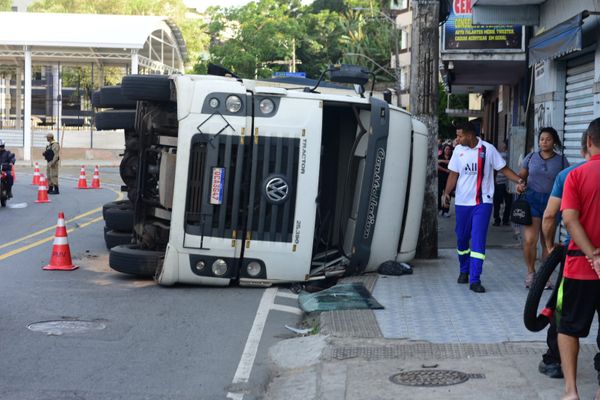 Motorista teve ferimentos leves; trânsito na região de Caratoíra está seguindo com desvio na manhã desta quinta-feira (19)