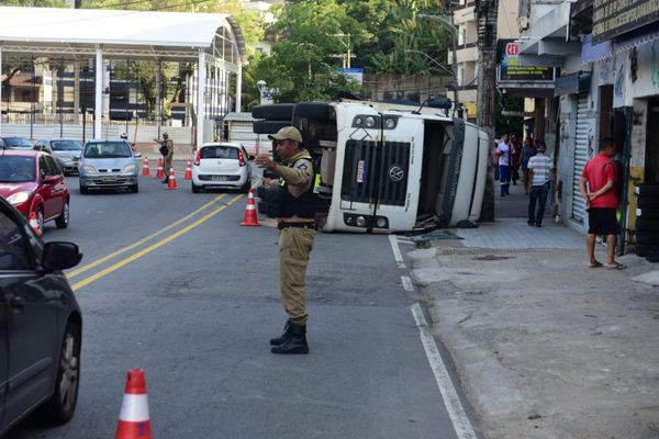 Carreta carregada de frascos de leite de coco tomba em Vitória por Ricardo Medeiros