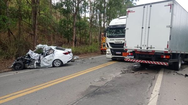 Carro ficou com a frente bastante danificada após batida com caminhão na BR 259, em João Neiva