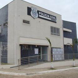 Vítima foi atingida por disparos e não resistiu aos ferimentos mesmo correndo para escapar dos atiradores; Polícia Civil investiga o caso