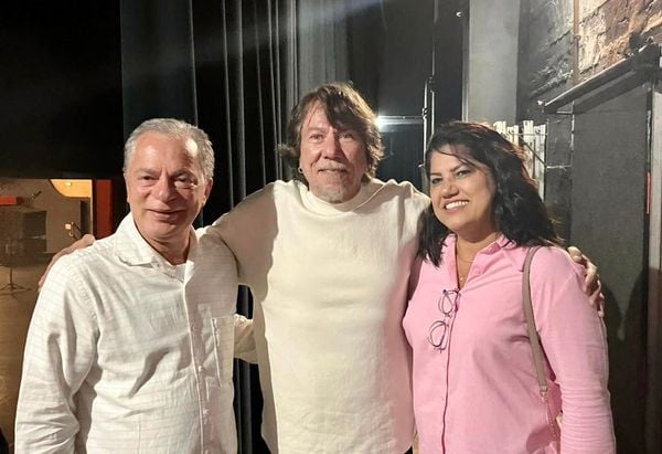 Anfitrião, o diretor regional do Sesc, Bruno Negris e a esposa Nilceia Poubel receberam o cantor Lenine antes do show “Rizoma