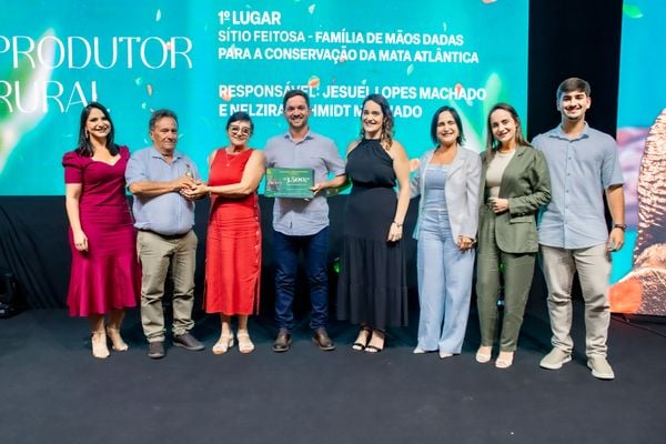 Família de Sooretama subiu ao palco para receber a premiação
