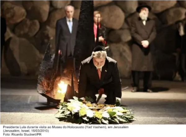 Momento em que Lula deposita a coroa no Museu do Holocausto em 2010