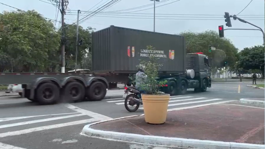 Veículos carregados com contêineres foram escoltados no percurso entre Vila Velha e Vitória pela Terceira Ponte e estão a caminho do Nordeste do país