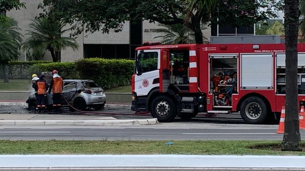 Carro ficou destruído após incêndio na Fernando Ferrari, em Vitória