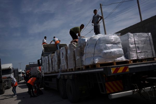 Caminhões com ajuda humanitária entram do Egito, em Rafah, cidade na fronteira oriental do Egito com a Faixa de Gaza