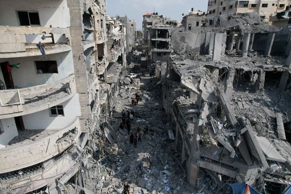 Destruição após o bombardeio israelense à Faixa de Gaza, na região de Deir Al- Balah, neste domingo, 22 de outubro de 2023