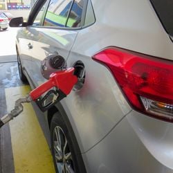 As distribuidoras dizem que a escalada das cotações internacionais do produto encareceu as importações e vêm elevando os preços de venda aos postos