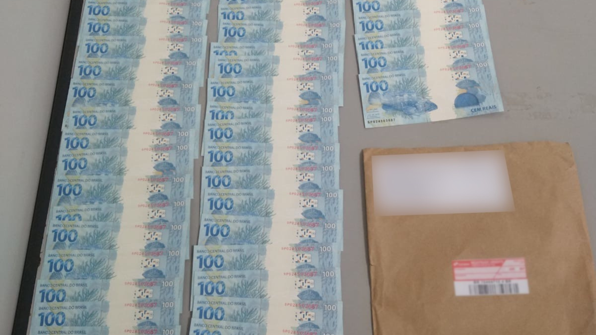 Apreensão em flagrante foi realizada na tarde de sexta-feira (20) pela Polícia Federal; dentro do envelope recebido nos Correios havia R$ 5 mil em notas falsas