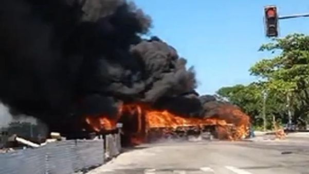 Vários ônibus são incendiados após a morte de Matheus da Silva Rezende, o Faustão, sobrinho de miliciano do Rio de Janeiro