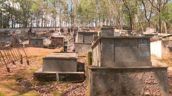 Lixo, mato e pichações dividem espaço com túmulos em Cachoeiro