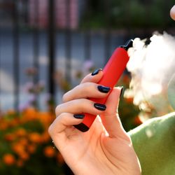 A pesquisa mostrou que o uso de cigarros eletrônicos entre meninas (9,8%) é maior que entre meninos (7,7%) e chama a atenção para uma mudança na tendência de queda do consumo de nicotina em geral