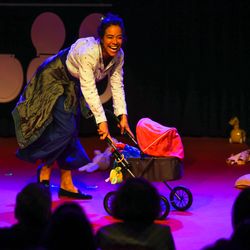 Miá Mello protagoniza a peça "Mãe Fora da Caixa" em cartaz em Vitória neste fim de semana