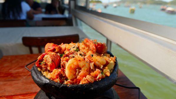 Quase tão antiga quanto a própria invenção do Brasil, a capital capixaba celebra-se em cada bocado de moqueca