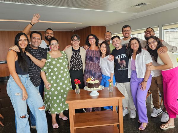 Equipe HZ e o Gerente  de Marketing e Comunicação Leornardo Davel