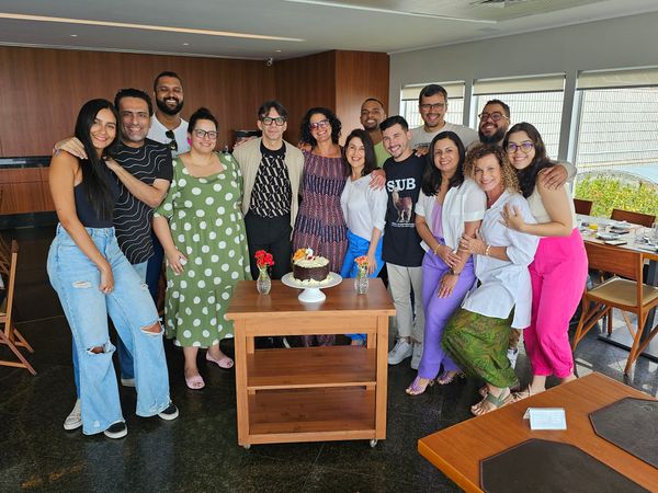 Equipe HZ e o Gerente  de Marketing e Comunicação Leornardo Davel