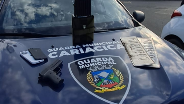 Guarda Municipal encontrou arma de fogo falsa dentro de veículo com placa adulterada