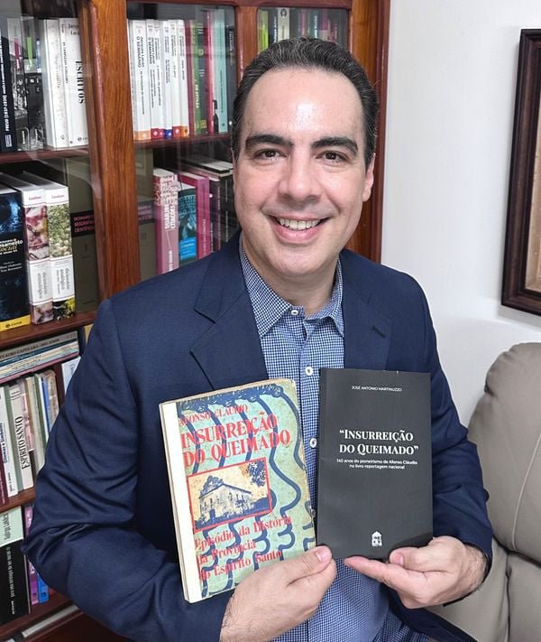 Martinuzzo, com uma edição histórica da centenária obra de Afonso Cláudio e seu novo livro, destacando o pioneirismo de “Insurreição do Queimado”, escrito em 1884           