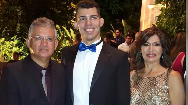 O médico Denirson Paes (esquerda), o filho Danilo Paes (meio) e a esposa, Jussara Paes (direita)