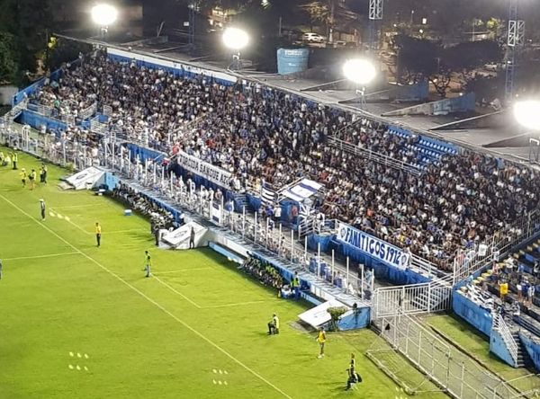 Postes de iluminação são essenciais para a realização de jogos a noite no Salvador Costa
