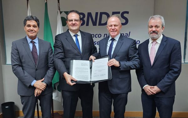 Ricardo Ferraço, Nelson Barbosa, Renato Casagrande e Marcelo Santive assinaram acordo entre Bandes e BNDES